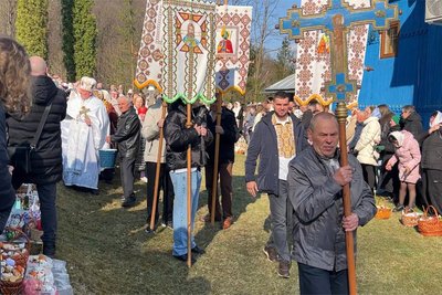 Освячення великодніх кошиків у Церкві Святого Дмитрія Солунського в Чернівецькій області Освячення великодніх кошиків у Церкві Святого Дмитрія Солунського в Чернівецькій області