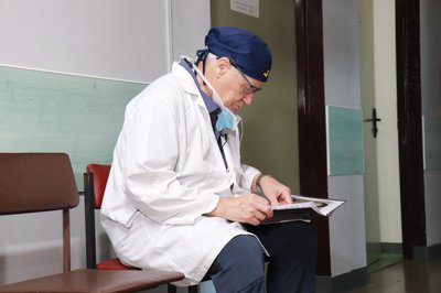 Доктор Пітер Адамсон — професор Університету Торонто, президент і засновник фонду "Face the Future", який веде гуманітарні хірургічні місії по всьому світу Доктор Пітер Адамсон — професор Університету Торонто, президент і засновник фонду "Face the Future", який веде гуманітарні хірургічні місії по всьому світу