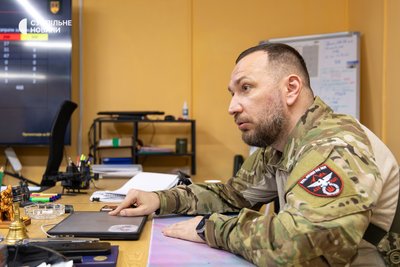 Заступник командира 425 окремого штурмового полку "Скеля" Костянтин "Немо" Русанов під час інтервʼю Суспільному, Донеччина, квітень 2026 року Заступник командира 425 окремого штурмового полку "Скеля" Костянтин "Немо" Русанов під час інтервʼю Суспільному, Донеччина, квітень 2026 року