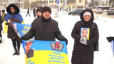 Василь з дружиною чекає сина Андрія, якого вдруге вважають безвісти зниклим Василь з дружиною чекає сина Андрія, якого вдруге вважають безвісти зниклим