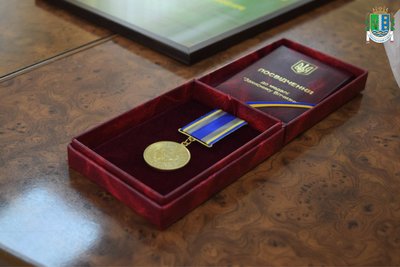 На Одещині родині загиблого воїна Олександра Бушата вручили його посмертну нагороду На Одещині родині загиблого воїна Олександра Бушата вручили його посмертну нагороду