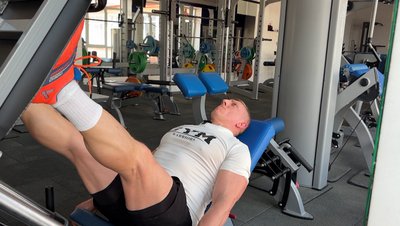 Священик працює тренером у спортзалі Священик працює тренером у спортзалі