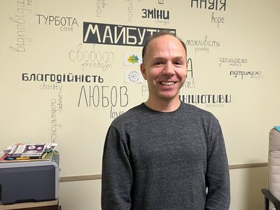 Синдром Дауна, Братерство сиріт, Тіффані Емпі Синдром Дауна, Братерство сиріт, Тіффані Емпі