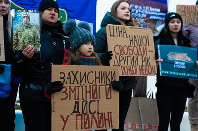 "Поверніть героїв з полону": в Одесі відбулась акція рідних українських захисників, яких утримує РФ "Поверніть героїв з полону": в Одесі відбулась акція рідних українських захисників, яких утримує РФ