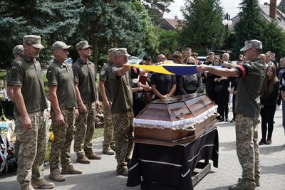 В Ужгороді попрощалися із захисником Денисом Виднянським В Ужгороді попрощалися із захисником Денисом Виднянським
