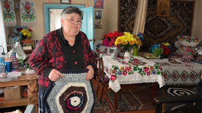Переживши окупацію, мати режисера монтажу Суспільне Чернігів, який нині на фронті, чекає сина, заспокоюючись рукоділлям Переживши окупацію, мати режисера монтажу Суспільне Чернігів, який нині на фронті, чекає сина, заспокоюючись рукоділлям