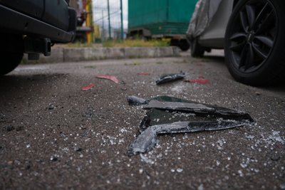 Уламки розбитого скла авто на АЗС у Харкові, яку атакував російський дрон, 1 травня 2026 року Уламки розбитого скла авто на АЗС у Харкові, яку атакував російський дрон, 1 травня 2026 року