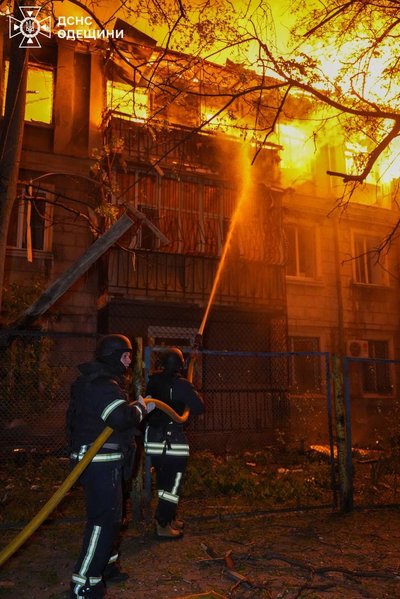 Унаслідок атаки на Одесу є загиблі та понад десяток травмованих: у ДСНС показали наслідки Унаслідок атаки на Одесу є загиблі та понад десяток травмованих: у ДСНС показали наслідки
