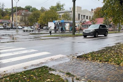 Одна з вулиць міста у Чернівцях під час дощу Одна з вулиць міста у Чернівцях під час дощу
