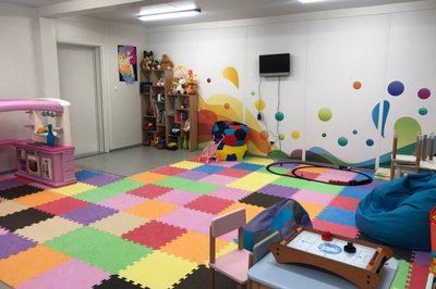 Перукарка з Донецька безоплатно стриже переселенців у модульному містечку Львова Перукарка з Донецька безоплатно стриже переселенців у модульному містечку Львова