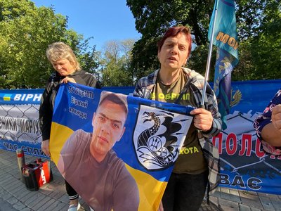 "Чекаємо нашого дня": під будівлею ВР родичі військовополонених морських піхотинців мітингують вже 89 день "Чекаємо нашого дня": під будівлею ВР родичі військовополонених морських піхотинців мітингують вже 89 день