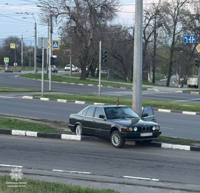 У Харкові водій BMW в’їхав у бордюр У Харкові водій BMW в’їхав у бордюр