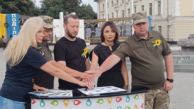 У Хмельницькому презентували нову марку, присвячену загиблим захисникам України У Хмельницькому презентували нову марку, присвячену загиблим захисникам України