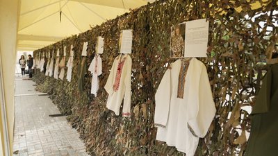 "Їх вдягали Герої": у Вінниці влаштували виставку вишиванок загиблих військових "Їх вдягали Герої": у Вінниці влаштували виставку вишиванок загиблих військових