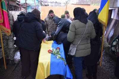 На Закарпатті попрощалися із загиблим прикордонником Іваном Довганичем На Закарпатті попрощалися із загиблим прикордонником Іваном Довганичем