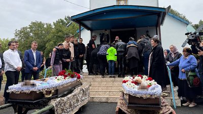 На Вінниччині попрощалися із вбитими підлітками Владом Бевзом і Миколою Біликом На Вінниччині попрощалися із вбитими підлітками Владом Бевзом і Миколою Біликом