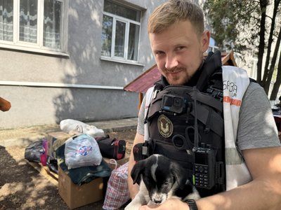 Евакуаційник громадської організації "BASE UA" Пилип тримає собаку Картопельку Донецька область 27 серпня 2025 рік Евакуаційник громадської організації "BASE UA" Пилип тримає собаку Картопельку Донецька область 27 серпня 2025 рік