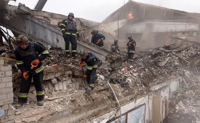 Рятувальники розбирають завали будинку, який пошкоджений внаслідок російського удару Рятувальники розбирають завали будинку, який пошкоджений внаслідок російського удару
