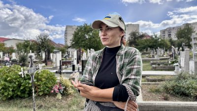 Стала прибиральницею могил після кар'єри в IT та копірайтингу: історія мукачівки Ольги Тидір Стала прибиральницею могил після кар'єри в IT та копірайтингу: історія мукачівки Ольги Тидір