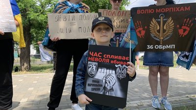 У Миколаєві другого червня вчергове відбулася акція "Не мовчи! Полон вбиває!". Учасники акції, рідні та близькі українських воїнів, тримаючи плакати та прапори, нагадали про тих, хто зараз перебуває у полоні або вважається безвісти зниклим У Миколаєві другого червня вчергове відбулася акція "Не мовчи! Полон вбиває!". Учасники акції, рідні та близькі українських воїнів, тримаючи плакати та прапори, нагадали про тих, хто зараз перебуває у полоні або вважається безвісти зниклим