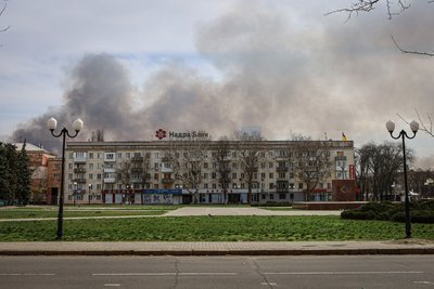"Будь-яке влучання загрожує вкидом хімічних елементів". Як обстріли та пожежі впливають на стан повітря у Херсоні "Будь-яке влучання загрожує вкидом хімічних елементів". Як обстріли та пожежі впливають на стан повітря у Херсоні