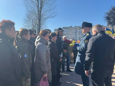 "Я звідси не піду. Це моя родина", — у Житомирі попрощалися з Героєм України Олександром Довгачем "Я звідси не піду. Це моя родина", — у Житомирі попрощалися з Героєм України Олександром Довгачем