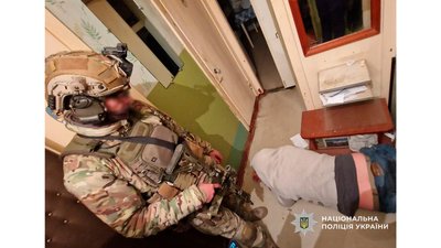 Стріляв з автомата: у Чернігові поліція затрамала чоловіка Стріляв з автомата: у Чернігові поліція затрамала чоловіка