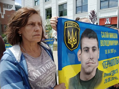 "За три роки, два місяці та два дні я його вперше обіймала": у Хмельницькому відбулась акція "Поверніть героїв з полону" "За три роки, два місяці та два дні я його вперше обіймала": у Хмельницькому відбулась акція "Поверніть героїв з полону"