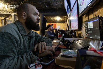 Військовий 505-го ОБМП, позивний "Френк", у командно-спостережному пункті на Новопавлівському напрямку Військовий 505-го ОБМП, позивний "Френк", у командно-спостережному пункті на Новопавлівському напрямку