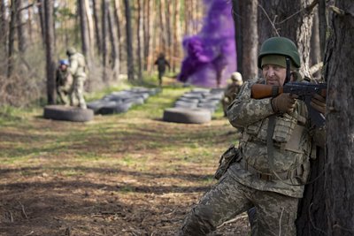 Новоприбулі військові 151-ї ОМБр долають лінію перешкод з психологічним навантаженням Новоприбулі військові 151-ї ОМБр долають лінію перешкод з психологічним навантаженням