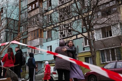 Вікторія втішає свою бабусю Емму на місці нічного удару російським безпілотником по житловому кварталу в Дніпрі 29 березня 2025 року Вікторія втішає свою бабусю Емму на місці нічного удару російським безпілотником по житловому кварталу в Дніпрі 29 березня 2025 року