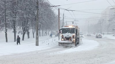 Спецтехніка працює на дорогах Хмельницького у снігопад Спецтехніка працює на дорогах Хмельницького у снігопад