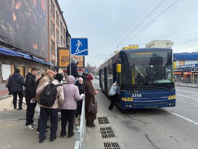 На Лук'янівці пасажирів висаджують у підземний перехід: деталі На Лук'янівці пасажирів висаджують у підземний перехід: деталі