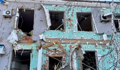 Удар по селу Береза на Сумщині: зруйновано відділення Укрпошти, пошкоджені будинки Удар по селу Береза на Сумщині: зруйновано відділення Укрпошти, пошкоджені будинки
