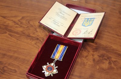 «За мужність»: на Черкащині рідним полеглого захисника вручили нагороду «За мужність»: на Черкащині рідним полеглого захисника вручили нагороду