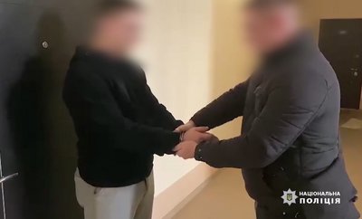 Ошукали на 3 млн грн матір загиблого військового з Одещини: поліція затримала підозрюваних у Полтаві Ошукали на 3 млн грн матір загиблого військового з Одещини: поліція затримала підозрюваних у Полтаві
