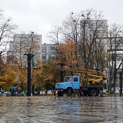 Харків почали прикрашати до новорічних свят-2025, Держпром
