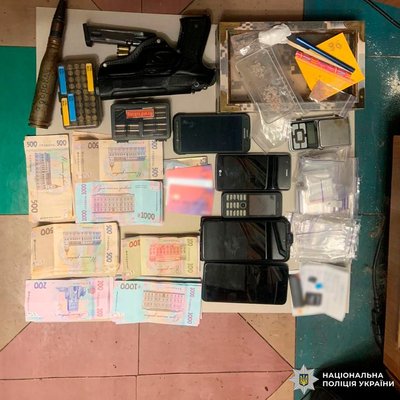 Речі, які вилучили під час обшуку за підозрою у виготовленні та збуті наркотичних речовин Речі, які вилучили під час обшуку за підозрою у виготовленні та збуті наркотичних речовин