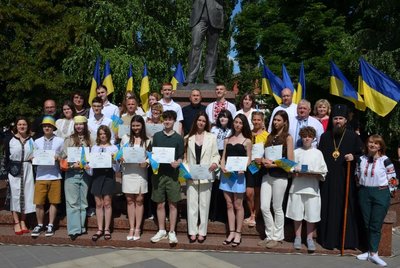 У Кропивницькому напередодні Дня Конституції виконали Гімн України та вручили державні нагороди У Кропивницькому напередодні Дня Конституції виконали Гімн України та вручили державні нагороди