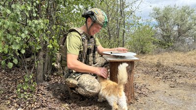 Командир взводу зенітно-ракетної артилерійської батареї Олександр "Капітан Америка" з котом Командир взводу зенітно-ракетної артилерійської батареї Олександр "Капітан Америка" з котом