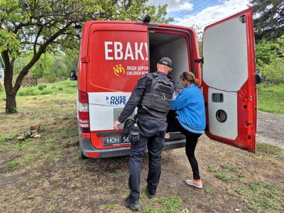 "Вночі – гупає, вдень – так собі, ми звикли». Фоторепортаж з прифронтового Золотого Колодязя на Донеччині "Вночі – гупає, вдень – так собі, ми звикли». Фоторепортаж з прифронтового Золотого Колодязя на Донеччині