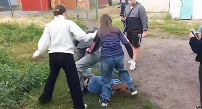 На Кіровоградщині четверо підлітків побили 13-річну дівчину: яка їм загрожує відповідальність На Кіровоградщині четверо підлітків побили 13-річну дівчину: яка їм загрожує відповідальність