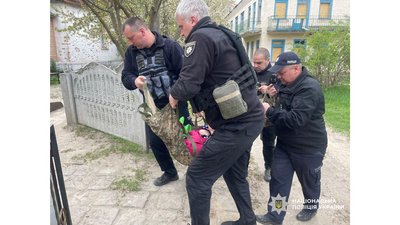 З обстрілюваного росіянами села на прикордонні Чернігівщини евакуювали пенсіонерку