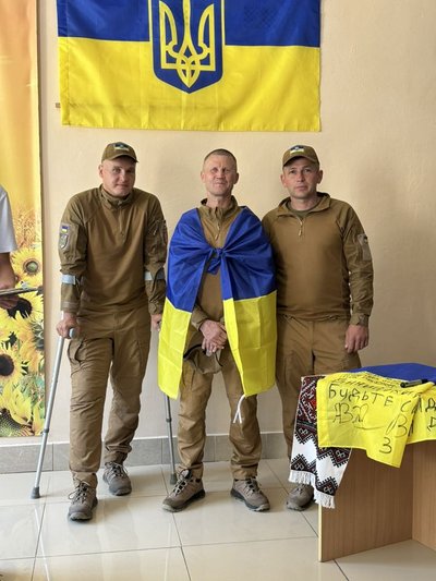 Зустріли звільненого з полону, звільнений з полону, Володимир Мотика, Тернопільщина, Підволочиськ, липень 2025 Зустріли звільненого з полону, звільнений з полону, Володимир Мотика, Тернопільщина, Підволочиськ, липень 2025