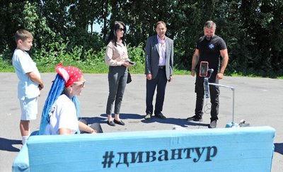 Диван на колесах, винахідник, Тернопільщина, червень 2024 Диван на колесах, винахідник, Тернопільщина, червень 2024
