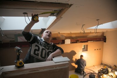 Польські будівельники за роботою в квартирі у Лондоні, Велика Британія, 17 лютого 2016 року. Ця польська команда робітників — висококваліфіковані будівельники, які вже роками живуть і працюють у Британії