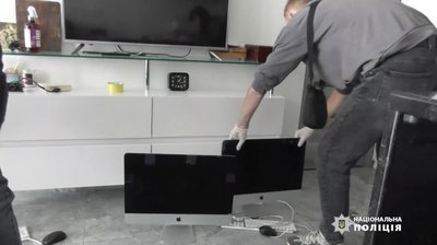 Продавали неіснуючі автозапчастини: п'ятьох черкащан підозрюють у шахрайстві Продавали неіснуючі автозапчастини: п'ятьох черкащан підозрюють у шахрайстві
