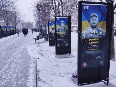 "Ціна величезна": у центрі Полтави відкрили Алею Героїв "Ціна величезна": у центрі Полтави відкрили Алею Героїв