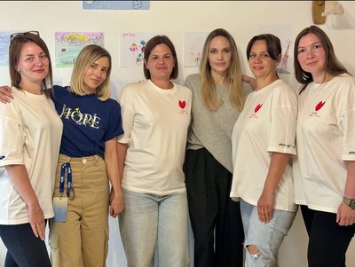 Анджеліна Джолі вшанувала памʼять Олексія Юкова із Донеччини під час поїздки в Україну Анджеліна Джолі вшанувала памʼять Олексія Юкова із Донеччини під час поїздки в Україну