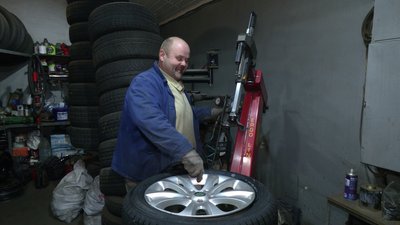 "Якраз час перевзутися": як водії змінюють літню гуму на зимову у Рівному "Якраз час перевзутися": як водії змінюють літню гуму на зимову у Рівному